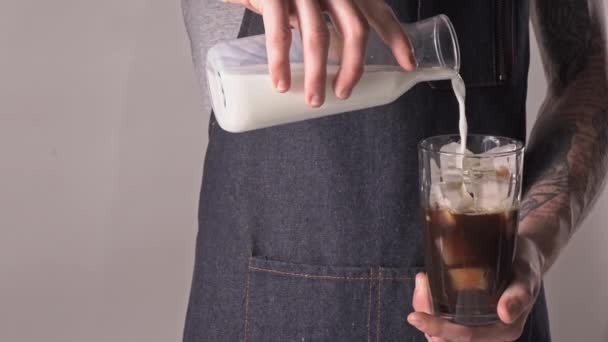 男人拿着用冰块做的新咖啡 夏天的咖啡饮料 — 图库视频影像