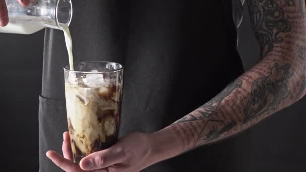 Mann Hält Frisch Zubereiteten Kaffee Mit Eiswürfeln Sommerkaffee Drink Video — Stockvideo