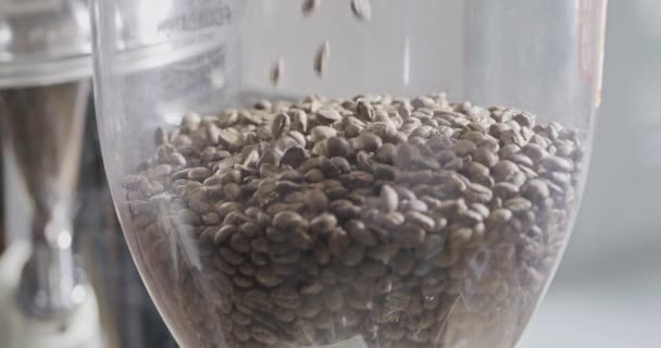 Doftande Kaffebönor Glasskål Video — Stockvideo