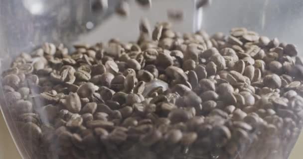 Geurige Koffiebonen Glazen Kom Video — Stockvideo