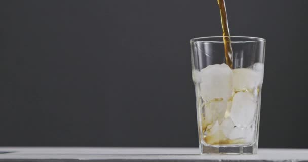 Frisch Zubereiteter Kaffee Mit Eiswürfeln Sommerkaffeegetränk Video — Stockvideo