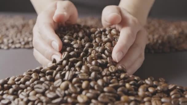 香り高いコーヒー豆を持つ男性の手 — ストック動画