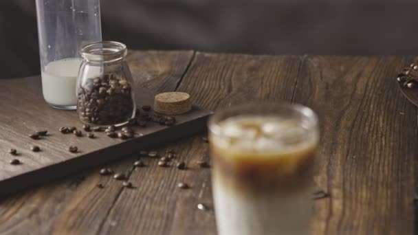 Frisch Zubereiteter Kaffee Mit Eiswürfeln Sommerkaffeegetränk Video — Stockvideo