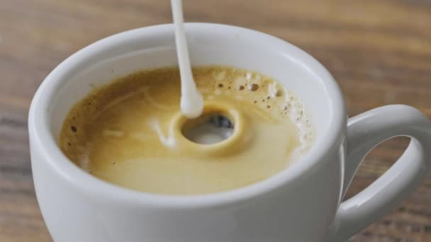 Koffie Met Melk Melk Wordt Een Glas Koffie Gegoten — Stockvideo