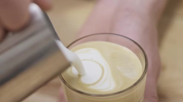 Kaffee Mit Milch Vorhanden Milch Wird Ein Glas Kaffee Gegossen — Stockvideo