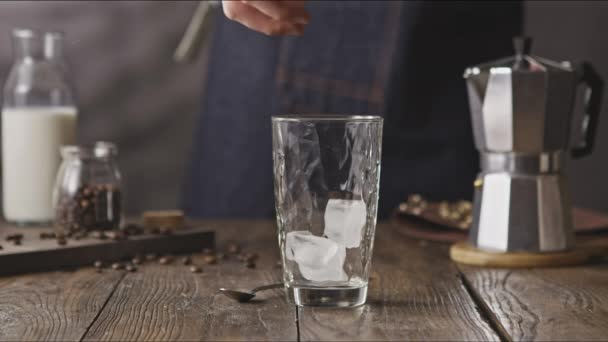 Frisch Zubereiteter Kaffee Mit Eiswürfeln Sommerkaffeegetränk Video — Stockvideo