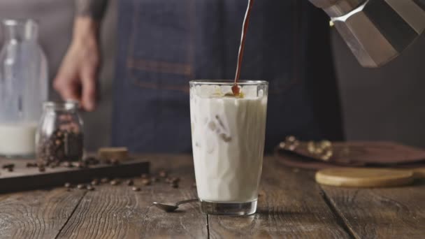 Frisch Zubereiteter Kaffee Mit Eiswürfeln Sommerkaffeegetränk Video — Stockvideo