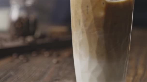 Čerstvě Uvařená Káva Kostkami Ledu Letní Kávový Nápoj Video — Stock video