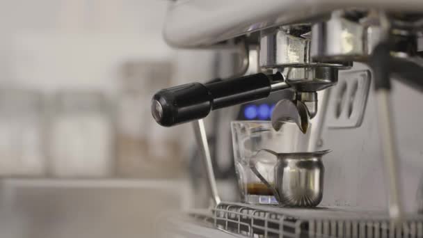 Kaffeemaschine Tropft Eine Tasse Der Prozess Der Herstellung Eines Getränks — Stockvideo