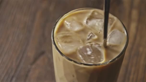 Frisch Zubereiteter Kaffee Mit Eiswürfeln Sommerkaffeegetränk Video — Stockvideo