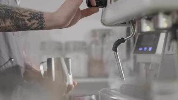 Koffiezetapparaat Druipt Een Kopje Het Proces Een Drankje Maken — Stockvideo