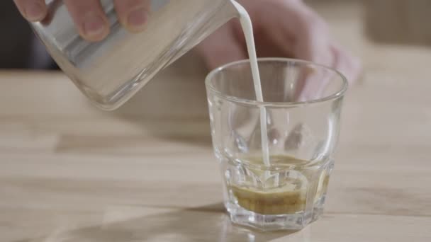 Kaffee Mit Milch Vorhanden Milch Wird Ein Glas Kaffee Gegossen — Stockvideo