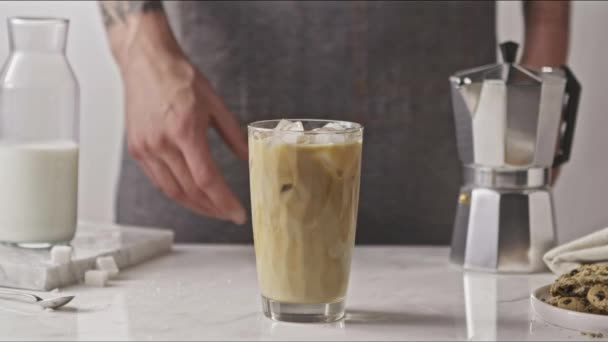 Vers Gemaakte Koffie Met Ijsblokjes Zomerkoffie Video — Stockvideo