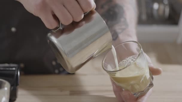 Kaffee Mit Milch Vorhanden Milch Wird Ein Glas Kaffee Gegossen — Stockvideo