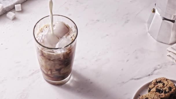 Frisch Zubereiteter Kaffee Mit Eiswürfeln Sommerkaffeegetränk Video — Stockvideo