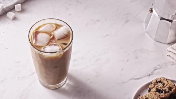 Frisch Zubereiteter Kaffee Mit Eiswürfeln Sommerkaffeegetränk Video — Stockvideo