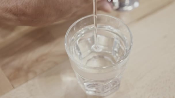 Mann Nimmt Glas Wasser — Stockvideo