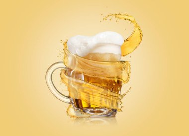 Yaratıcı uçan sarmal, cam bardakta, açık sarı arka planda kalın köpüklü ılık bira, boşluğu kopyala..