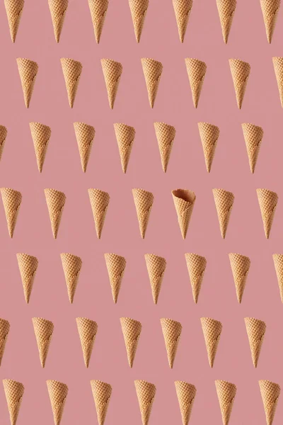 在桃红色背景下 用漂浮的脆松饼圆锥制成新鲜甜冰淇淋或甜点的装饰食物图案 — 图库照片