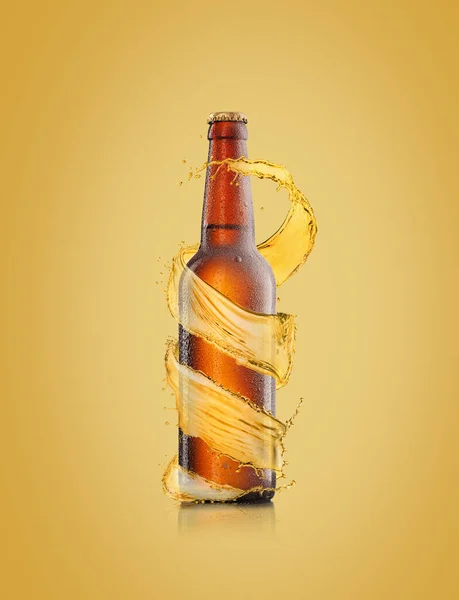 Spruzzi Birra Spirale Creativa Intorno Bottiglia Marrone Con Goccioline Acqua — Foto Stock