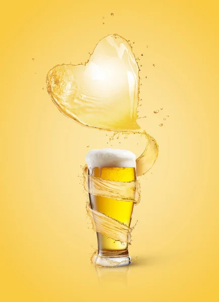 Grande Schizzo Cuore Birra Ambrata Leggera Sopra Bicchiere Pieno Bevanda — Foto Stock