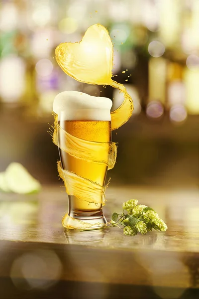 Composición Creativa Taza Vidrio Cerveza Fría Fresca Con Salpicaduras Espiral — Foto de Stock