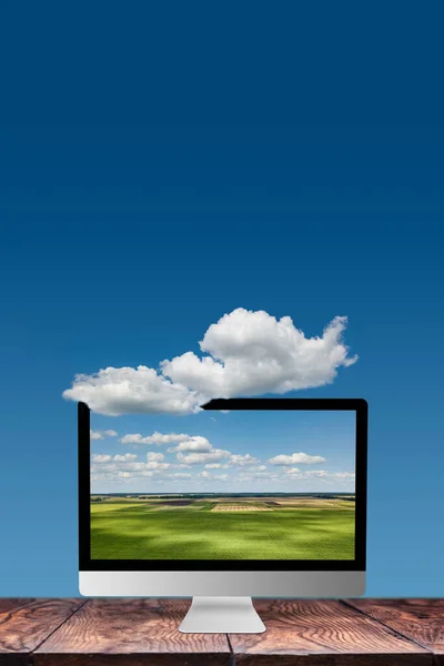 Natuurlijk Landschap Een Computer Monitor Een Houten Tafel Tegen Blauwe — Stockfoto