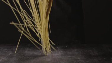Siyah arka planda ev yapımı İtalyan spagettisi.
