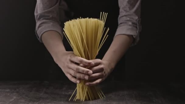 Koyu Arkaplanlı Bir Adamın Ellerinde Bir Demet Spagetti Talyan Yemeği — Stok video