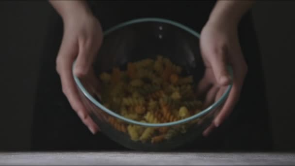 Mulher Jogando Macarrão Fora Tigela Vidro Mesa Conceito Comida Italiana — Vídeo de Stock