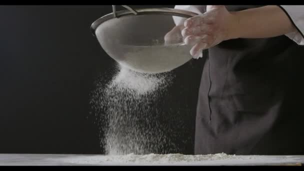 Mani Femminili Che Preparano Farina Sul Tavolo Impastando Pasta — Video Stock