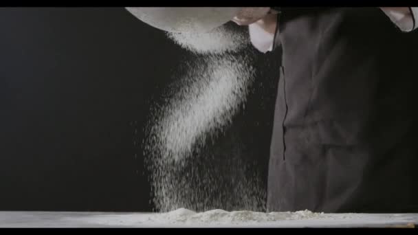 女性の手で小麦粉をテーブルの上で準備し — ストック動画