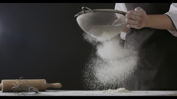 Ręce Samicy Przygotowujące Mąkę Stole Ugniatające Ciasto — Wideo stockowe