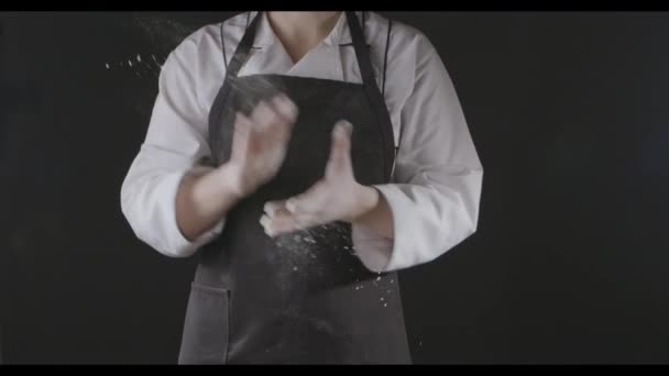 Mãos Femininas Preparando Farinha Batendo Palmas Amassando Massa — Vídeo de Stock