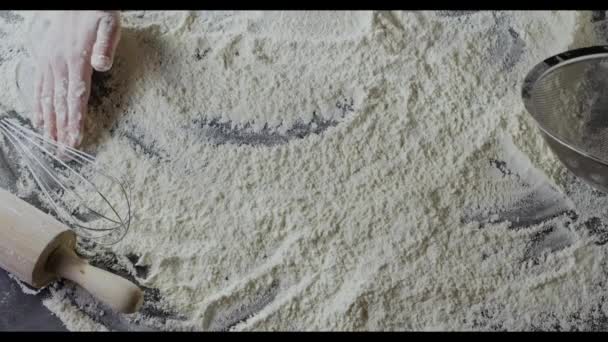 mains féminines préparant la farine sur la table, pétrissant la pâte 