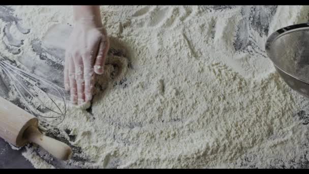 Жіночі Руки Готують Борошно Столі Замішуючи Тісто — стокове відео