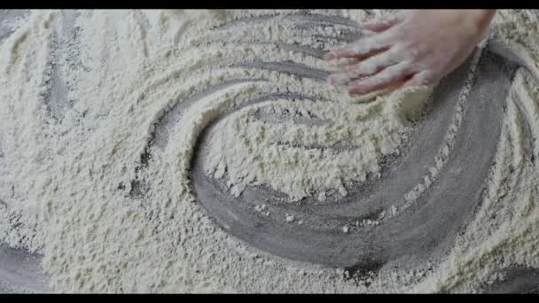 mains féminines préparant la farine sur la table, pétrissant la pâte 