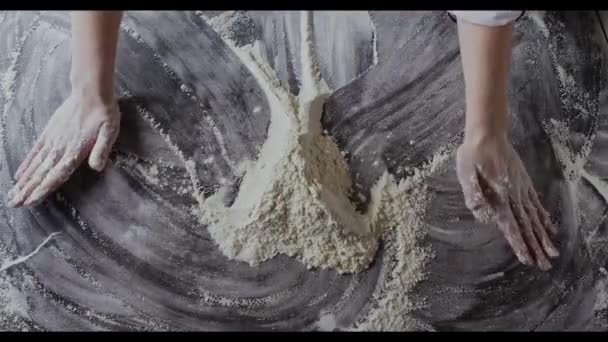 女性手在桌上准备面粉 — 图库视频影像