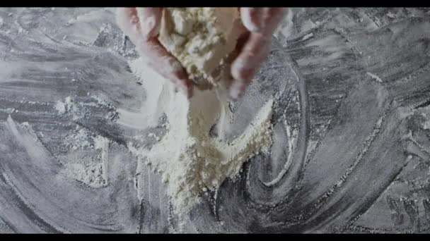 Mãos Femininas Preparando Farinha Mesa Amassando Massa Farinha — Vídeo de Stock