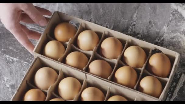 Hombre Tomando Huevo Fuera Caja Vídeo — Vídeos de Stock