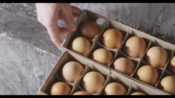 Hombre Tomando Huevo Fuera Caja Vídeo — Vídeos de Stock