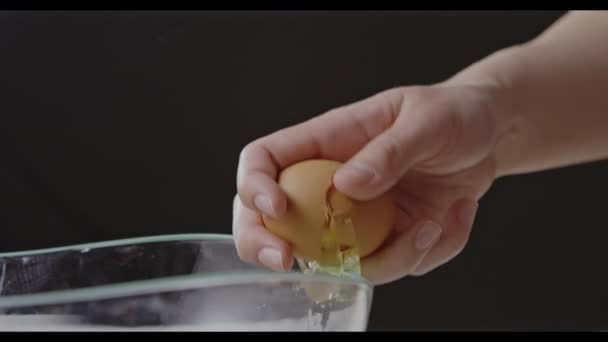 Hombre Agrietando Huevo Preparación Para Amasar Masa — Vídeos de Stock