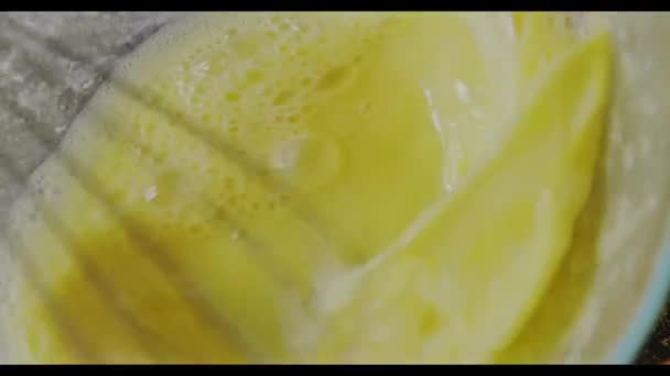 Kadın Çırpılmış Yumurta Sarısı Çırpıyor Hamur Yoğurmaya Hazırlanıyor — Stok video