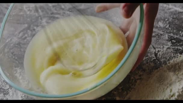 Donna Che Picchia Tuorli Con Frusta Preparazione Impastare Pasta — Video Stock