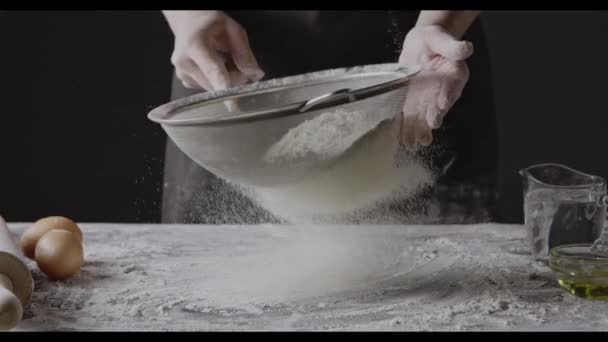 Ręce Samicy Przygotowujące Mąkę Stole Ugniatające Ciasto — Wideo stockowe