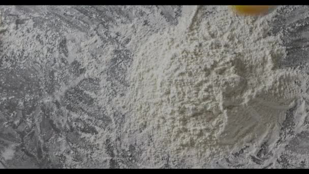 Żółtko Wpadające Stertę Mąki Przygotowanie Ugniatania Ciasta — Wideo stockowe