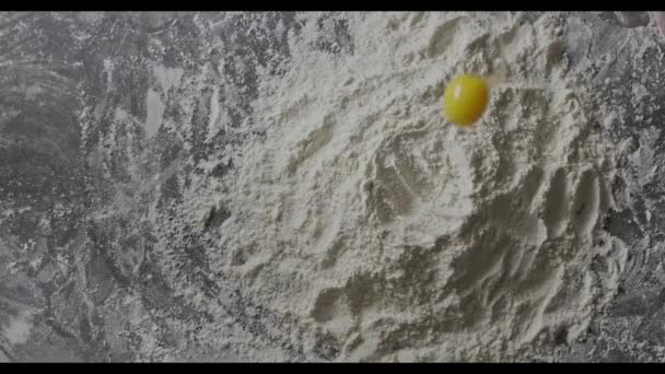 Żółtko Wpadające Stertę Mąki Przygotowanie Ugniatania Ciasta — Wideo stockowe
