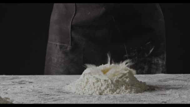 Γυναίκα Σπάζοντας Αυγά Στο Αλεύρι Προετοιμασία Για Ζυμωτική Ζύμη — Αρχείο Βίντεο