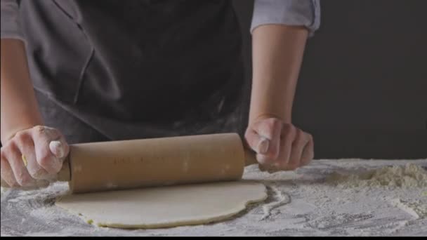 Manos Femeninas Preparando Harina Con Rodillo Amasando Masa — Vídeos de Stock