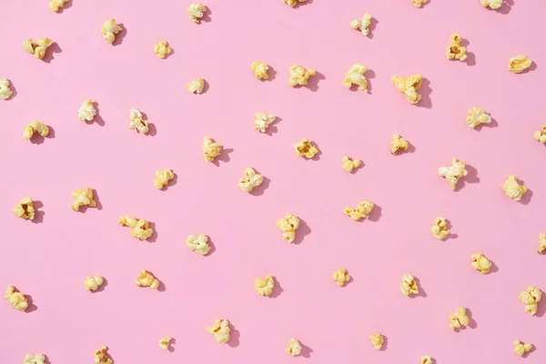 受欢迎的小吃 用于娱乐和看电影爆米花模式的盐或甜味在浅粉色背景和硬阴影 平躺在床上 — 图库照片